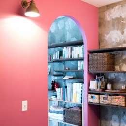 ピンクの壁が映える洗面所 植物と書道家とルイスバラガンと バス トイレ事例 Suvaco スバコ