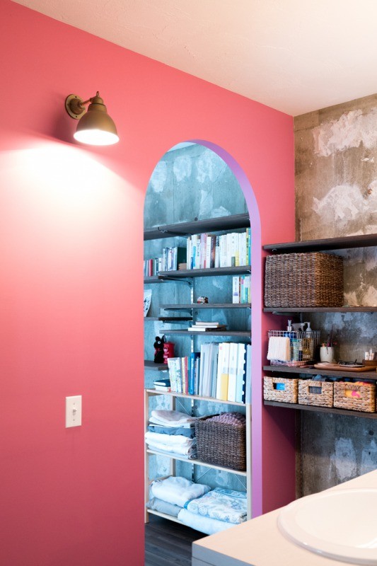 ピンクの壁が映える洗面所 植物と書道家とルイスバラガンと バス トイレ事例 Suvaco スバコ