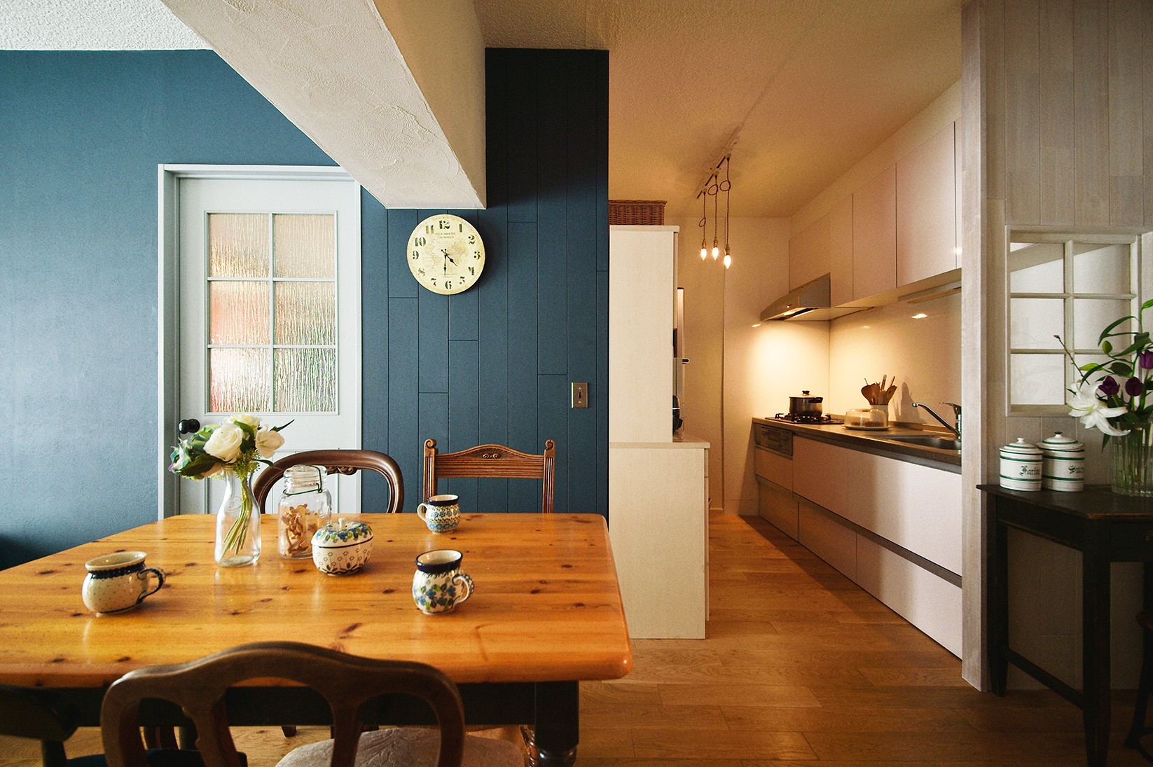 キッチン事例：小窓を配置して「お洒落で可愛い」空間を演出（アンティーク家具が似合う部屋）