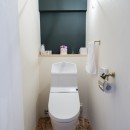 ミニマルなおもてなしの家の写真 緑の壁がおしゃれなトイレ
