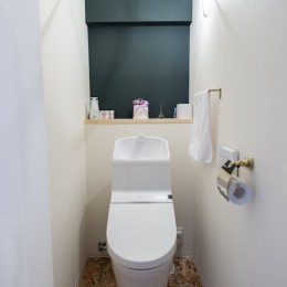緑の壁がおしゃれなトイレ (ミニマルなおもてなしの家)