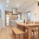 小上がりの畳コーナーと間接照明で癒し空間のあるお家の写真 ダイニングキッチン