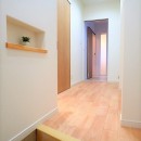 小上がりの畳コーナーと間接照明で癒し空間のあるお家の写真 玄関ホール～ウォークインクローゼット