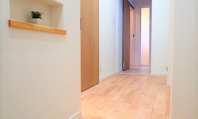 小上がりの畳コーナーと間接照明で癒し空間のあるお家 (玄関ホール～ウォークインクローゼット)