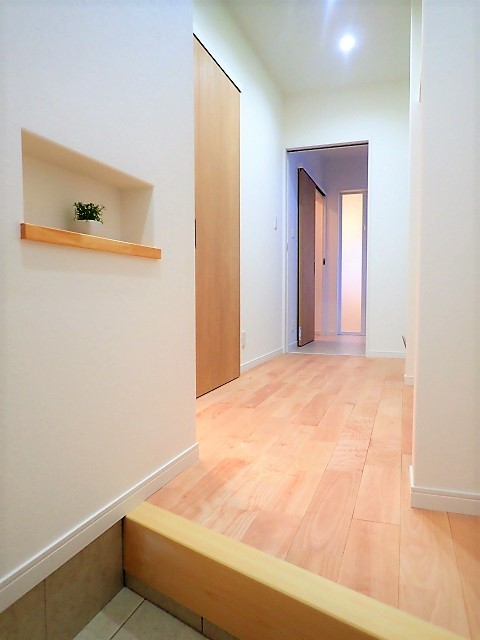 玄関事例：玄関ホール～ウォークインクローゼット（小上がりの畳コーナーと間接照明で癒し空間のあるお家）