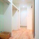 小上がりの畳コーナーと間接照明で癒し空間のあるお家の写真 土間収納～ウォークインクローゼット
