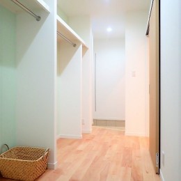 小上がりの畳コーナーと間接照明で癒し空間のあるお家 (土間収納～ウォークインクローゼット)