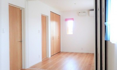小上がりの畳コーナーと間接照明で癒し空間のあるお家 (洋室)