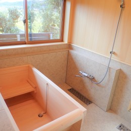 無垢桧をふんだんに使ったお風呂で木の香りに包まれた保養所 (桧風呂)