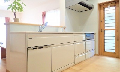 カバザクラの無垢材を使用した温もりのある半独立型二世帯住宅 (1階キッチン【親世帯】)