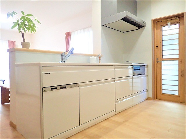 キッチン事例：1階キッチン【親世帯】（カバザクラの無垢材を使用した温もりのある半独立型二世帯住宅）