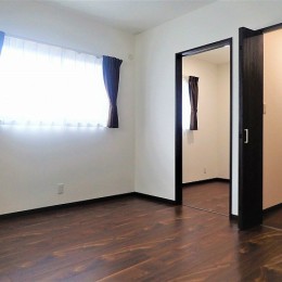 カバザクラの無垢材を使用した温もりのある半独立型二世帯住宅 (2階寝室【子世帯】)