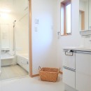 カバザクラの無垢材を使用した温もりのある半独立型二世帯住宅の写真 1階洗面室【親世帯】