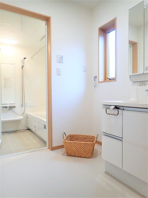 バス/トイレ事例：1階洗面室【親世帯】（カバザクラの無垢材を使用した温もりのある半独立型二世帯住宅）