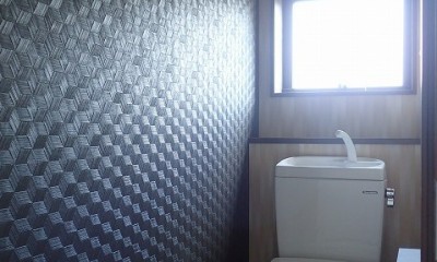 カバザクラの無垢材を使用した温もりのある半独立型二世帯住宅 (2階トイレ)