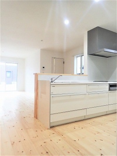 キッチン (白で統一されたシンプルでコンパクトなお家)