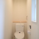 白で統一されたシンプルでコンパクトなお家の写真 トイレ