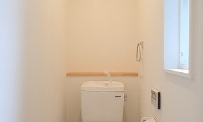 白で統一されたシンプルでコンパクトなお家 (トイレ)
