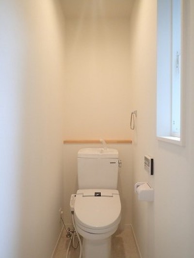 トイレ (白で統一されたシンプルでコンパクトなお家)