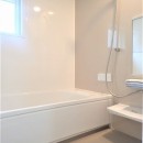 白で統一されたシンプルでコンパクトなお家の写真 浴室