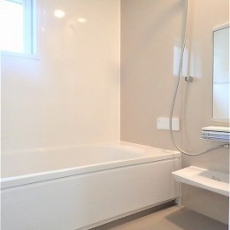 白で統一されたシンプルでコンパクトなお家 (浴室)