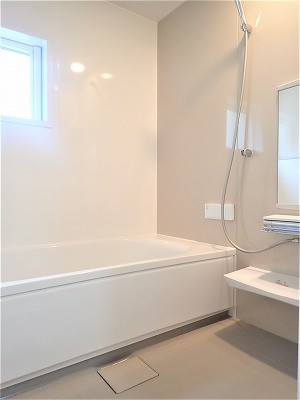 バス/トイレ事例：浴室（白で統一されたシンプルでコンパクトなお家）