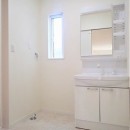 白で統一されたシンプルでコンパクトなお家の写真 洗面室