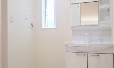 白で統一されたシンプルでコンパクトなお家 (洗面室)