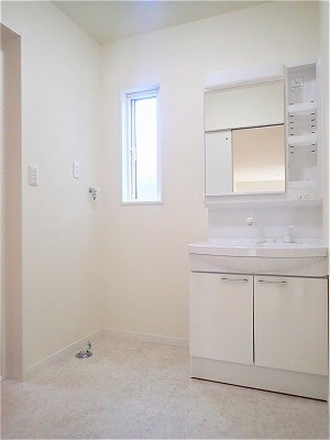 バス/トイレ事例：洗面室（白で統一されたシンプルでコンパクトなお家）