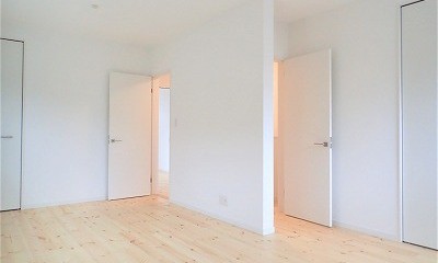 白で統一されたシンプルでコンパクトなお家 (子供室)