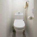 素材と質感にこだわった表情豊かな空間の写真 トイレ