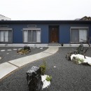 青い門形平屋の家の写真 外観１