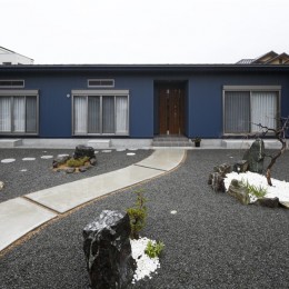 青い門形平屋の家 (外観１)