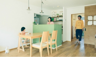 キッチンの緑が映えるダイニングスペース｜Leaf