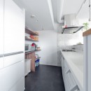 長方形を楽しむ。シンプル＆グリーンの暮らしの写真 キッチン