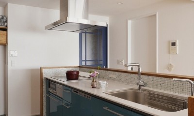 キッチン｜N邸＿ブルーが映えるナチュラル＆シンプルスタイル