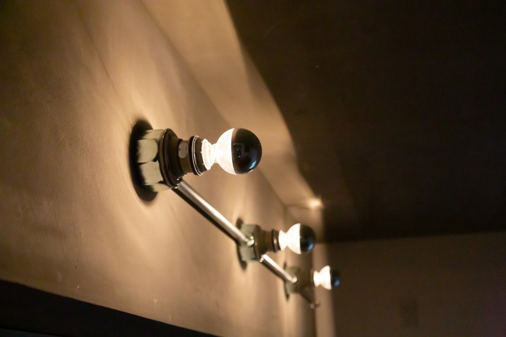 モールテックスキッチンのシンプルリノベーション (露出配管照明)