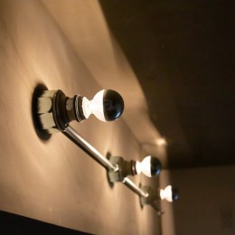 モールテックスキッチンのシンプルリノベーション (露出配管照明)