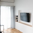 モールテックスキッチンのシンプルリノベーションの写真 埋め込みTV収納