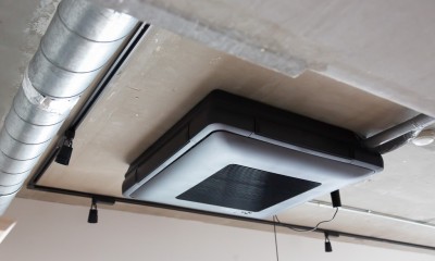 モールテックスキッチンのシンプルリノベーション (薄型天井カセットエアコン)