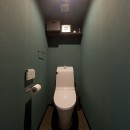 シックなタイルで深みのある空間にの写真 トイレ