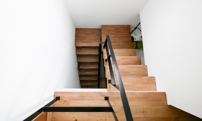 階段｜全長5ｍの造作ソファでのんびりダイニングのお家