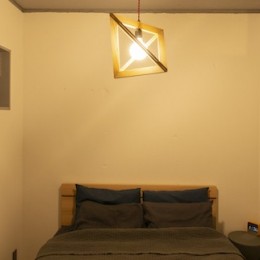 上部に窓を設置し、光と空気が入るベッドルーム (清潔感あふれる、コンパクトなシンプルルーム)