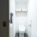 清潔感あふれる、コンパクトなシンプルルームの写真 清潔感のあるトイレ