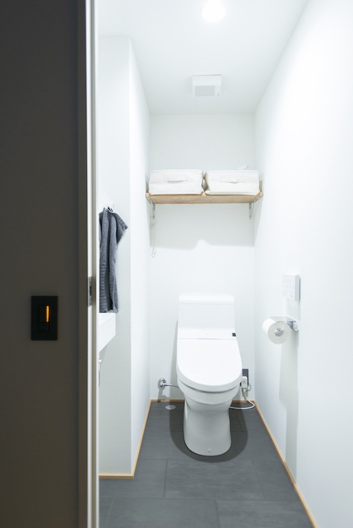 バス/トイレ事例：清潔感のあるトイレ（清潔感あふれる、コンパクトなシンプルルーム）