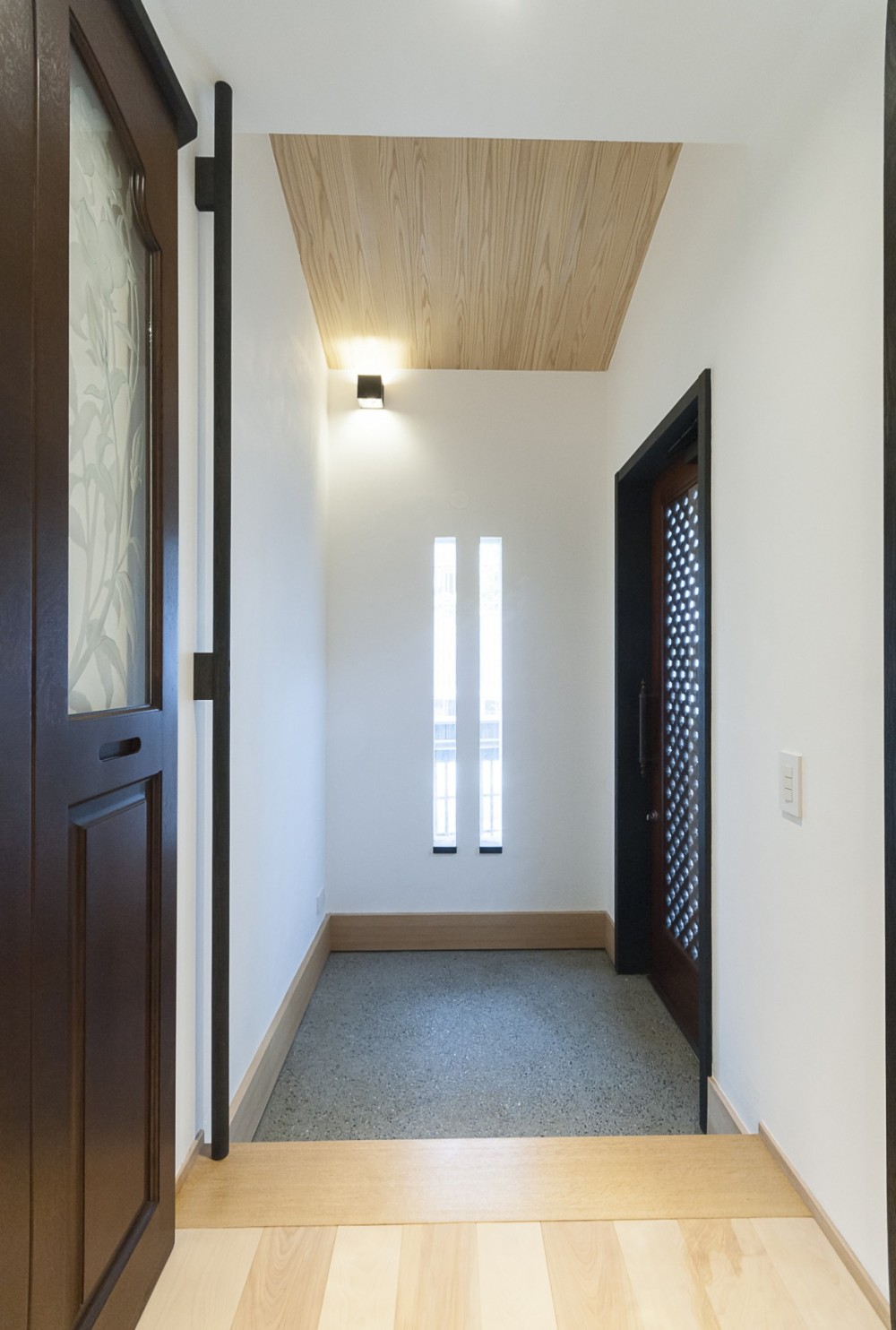 アレルギー反応を持つ子供が住むための和モダン住宅/美しい空気の家 (玄関)