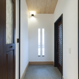 アレルギー反応を持つ子供が住むための和モダン住宅/美しい空気の家 (玄関)