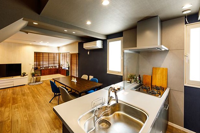 キッチン 色 の組み合わせを楽しむ 開放的な北欧スタイルリビング キッチン事例 Suvaco スバコ