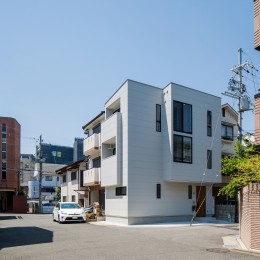 長岡京市の家（15坪の狭小地に建つ狭さを感じさせない3階建て住宅） (シンプルな外観)