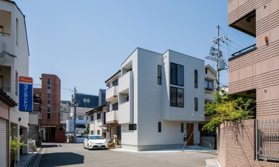 長岡京市の家（15坪の狭小地に建つ狭さを感じさせない3階建て住宅） (シンプルな外観)
